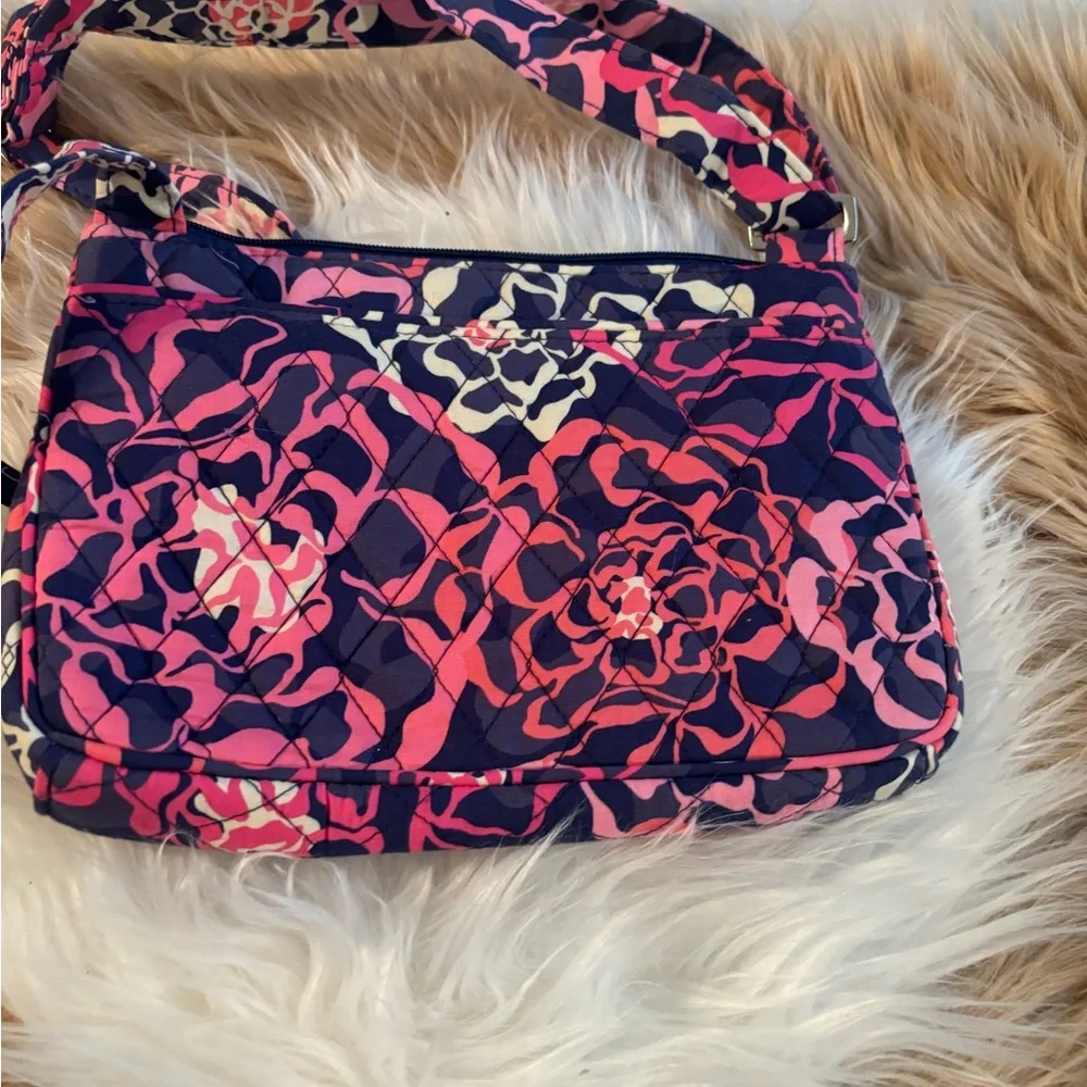 VERA BRADLEY MULTI COLOR CROSSBODY BAG. - Picture 4 of 6